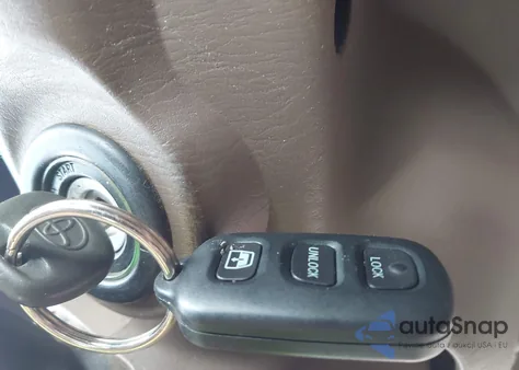 2001 Toyota Sequoia Sr5 V8 z USA, uszkodzony, nr VIN 5TDBT44A71S024255